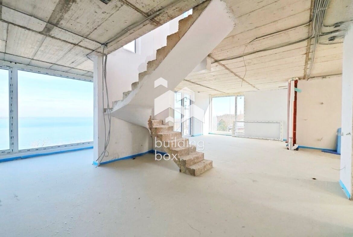 Четиристаен апартамент в стилна жилищна сграда - 0