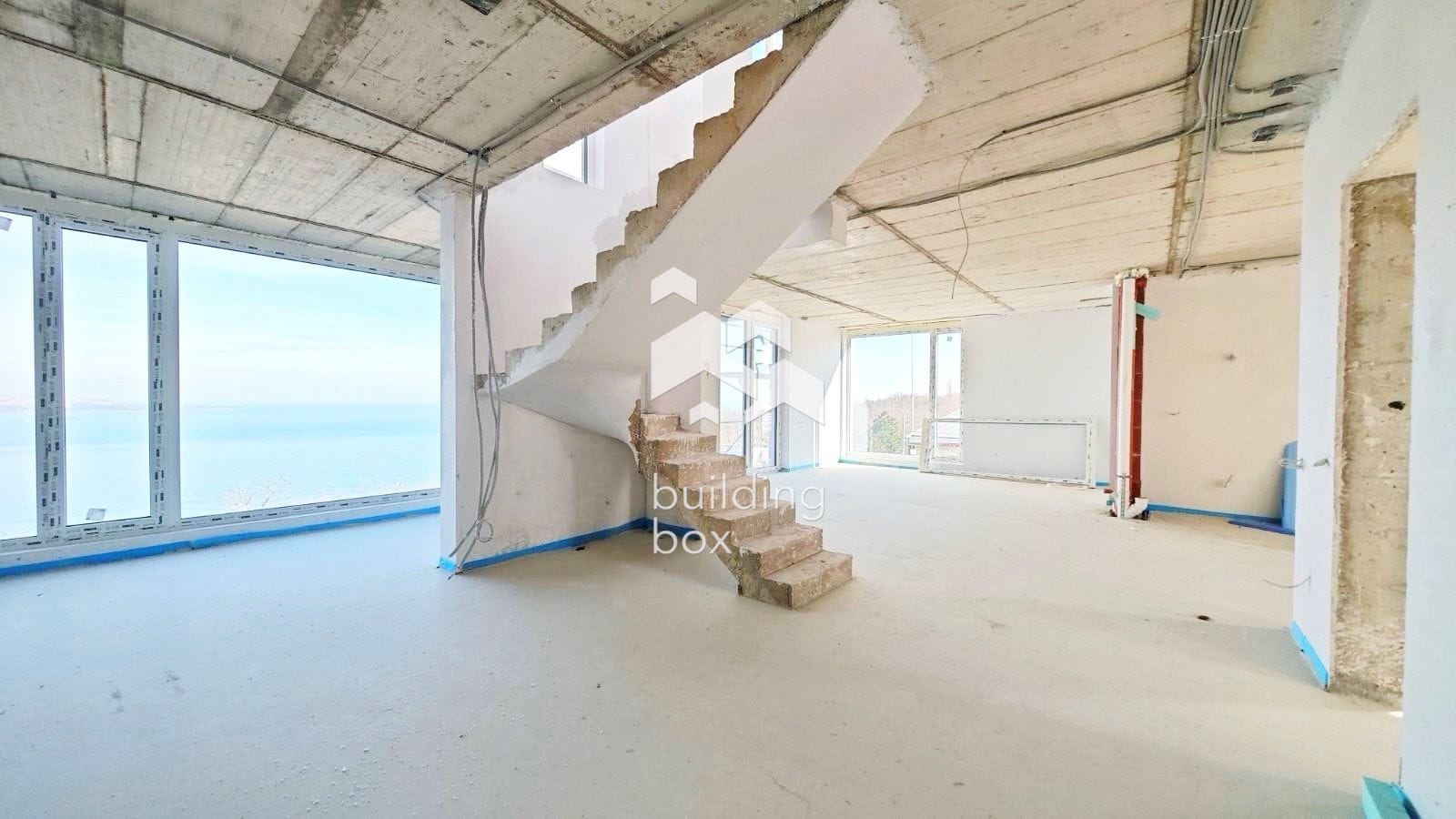 Четиристаен апартамент в стилна жилищна сграда - 0