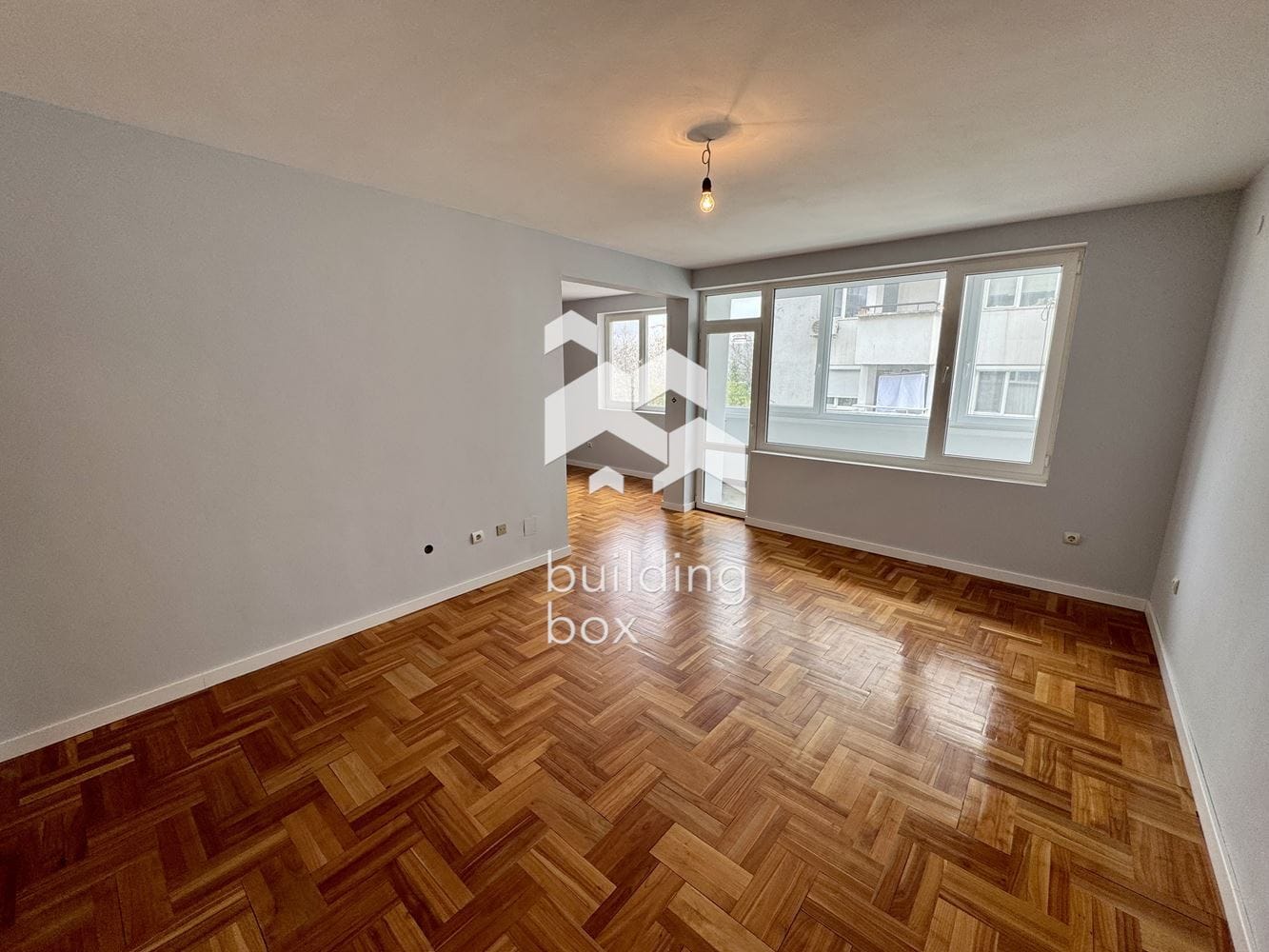 Просторен, необзаведен апартамент на предпочитана локация - 0