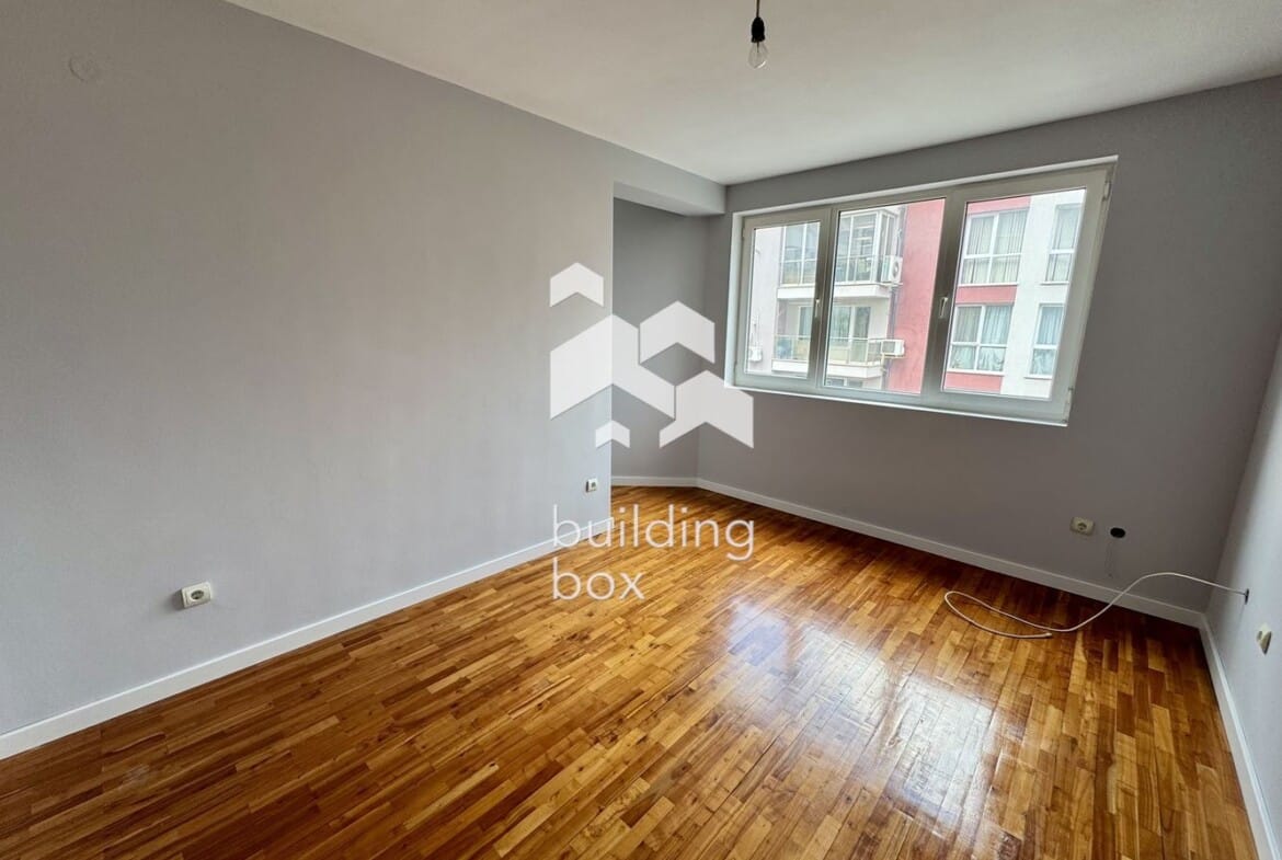 Просторен, необзаведен апартамент на предпочитана локация - 0