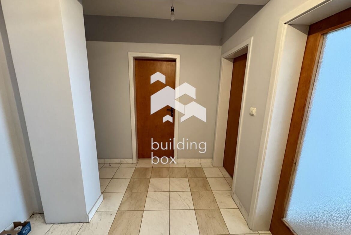 Просторен, необзаведен апартамент на предпочитана локация - 0