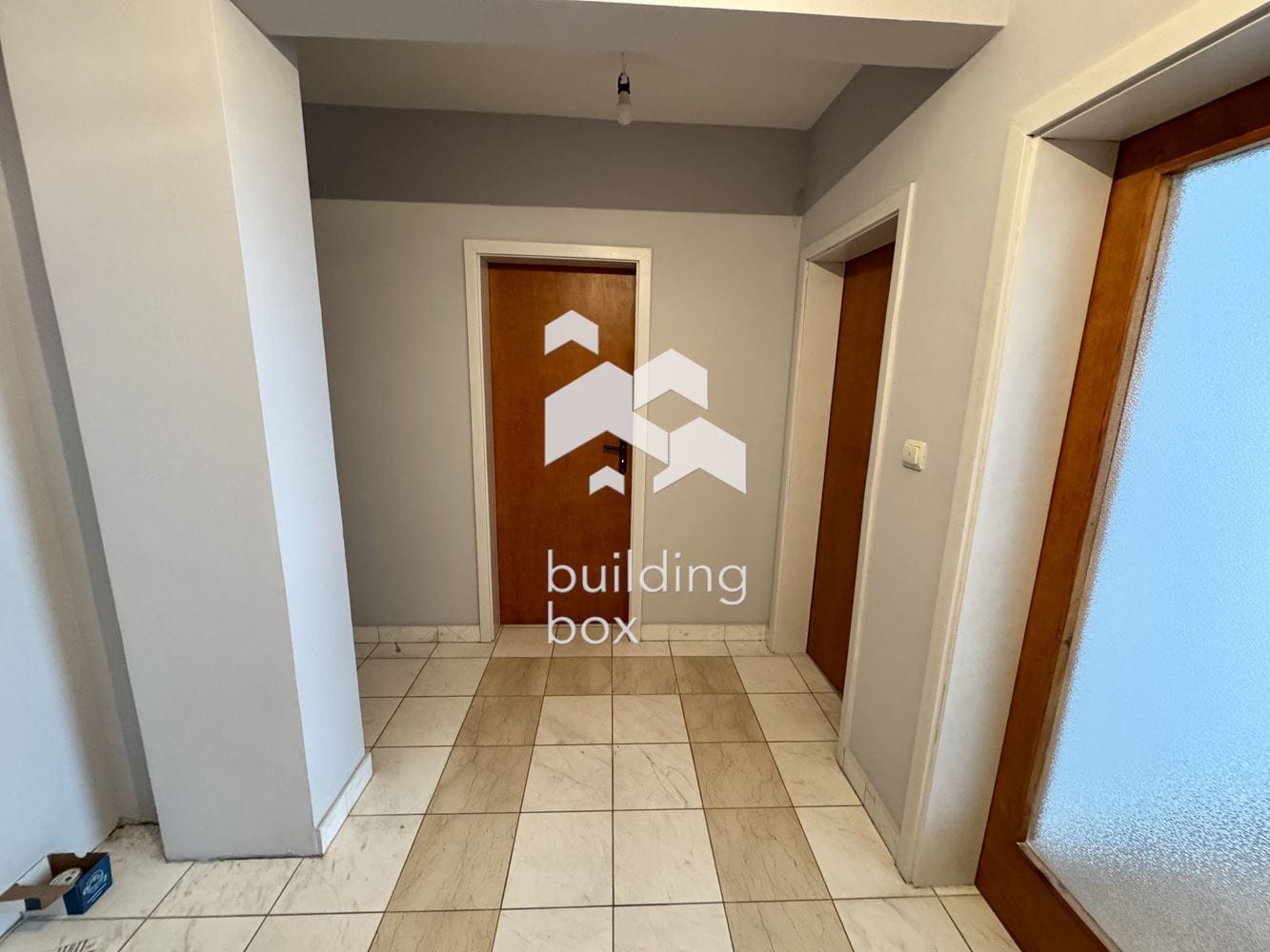 Просторен, необзаведен апартамент на предпочитана локация - 0