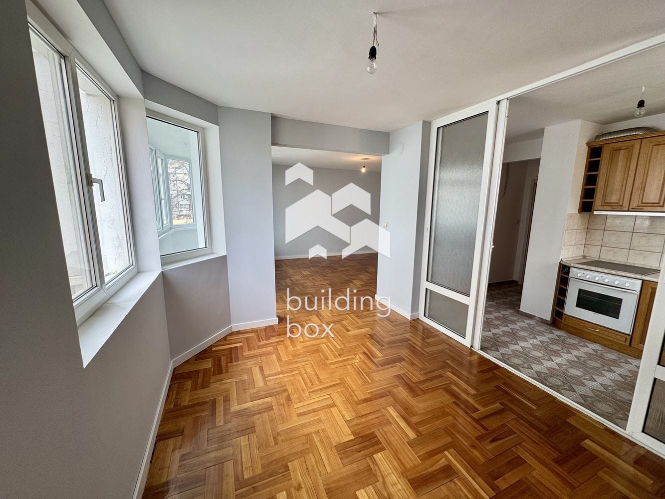 Просторен, необзаведен апартамент на предпочитана локация - 0