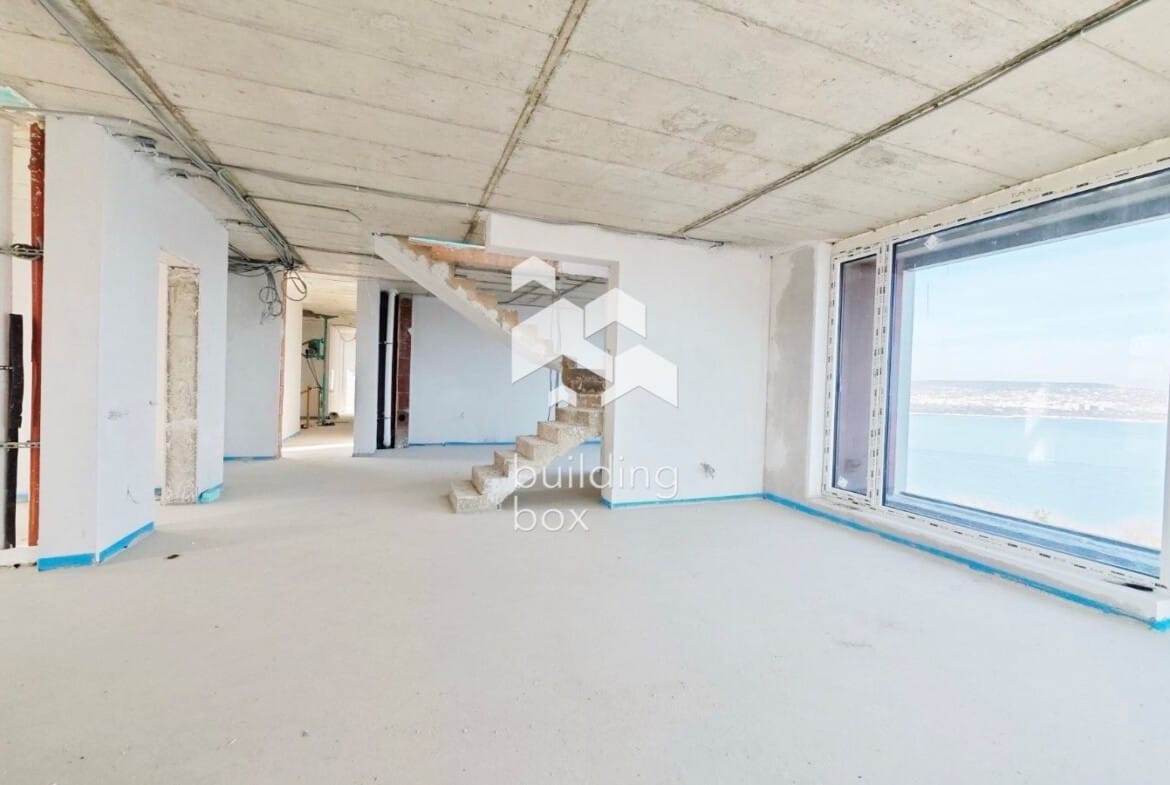 Четиристаен апартамент в стилна жилищна сграда - 0