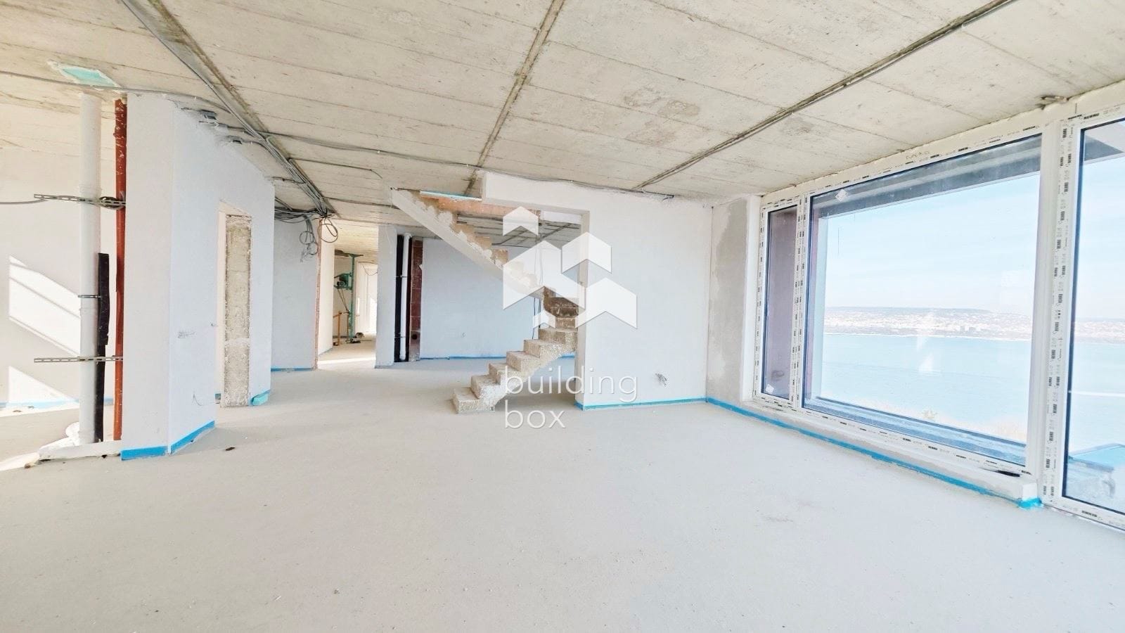 Четиристаен апартамент в стилна жилищна сграда - 0