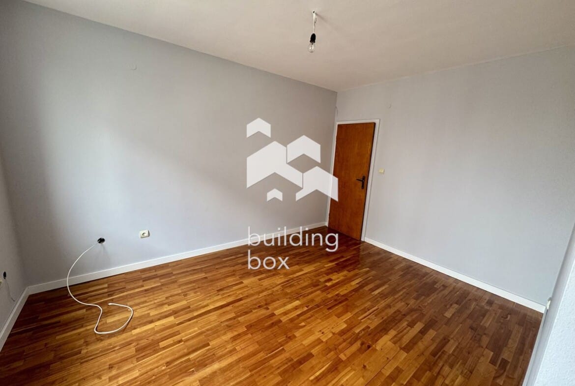 Просторен, необзаведен апартамент на предпочитана локация - 0