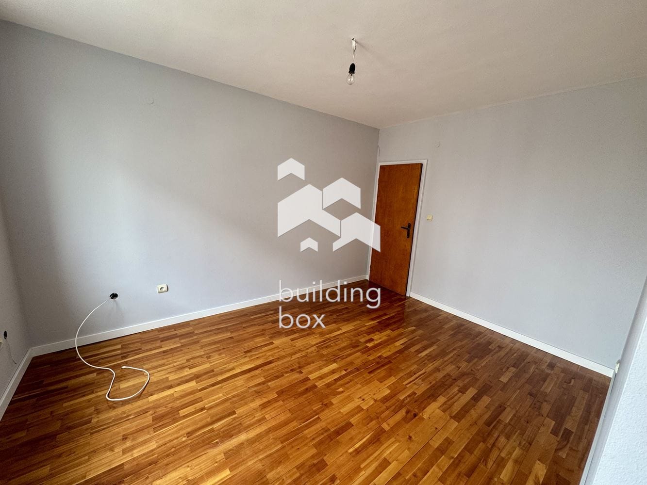 Просторен, необзаведен апартамент на предпочитана локация - 0