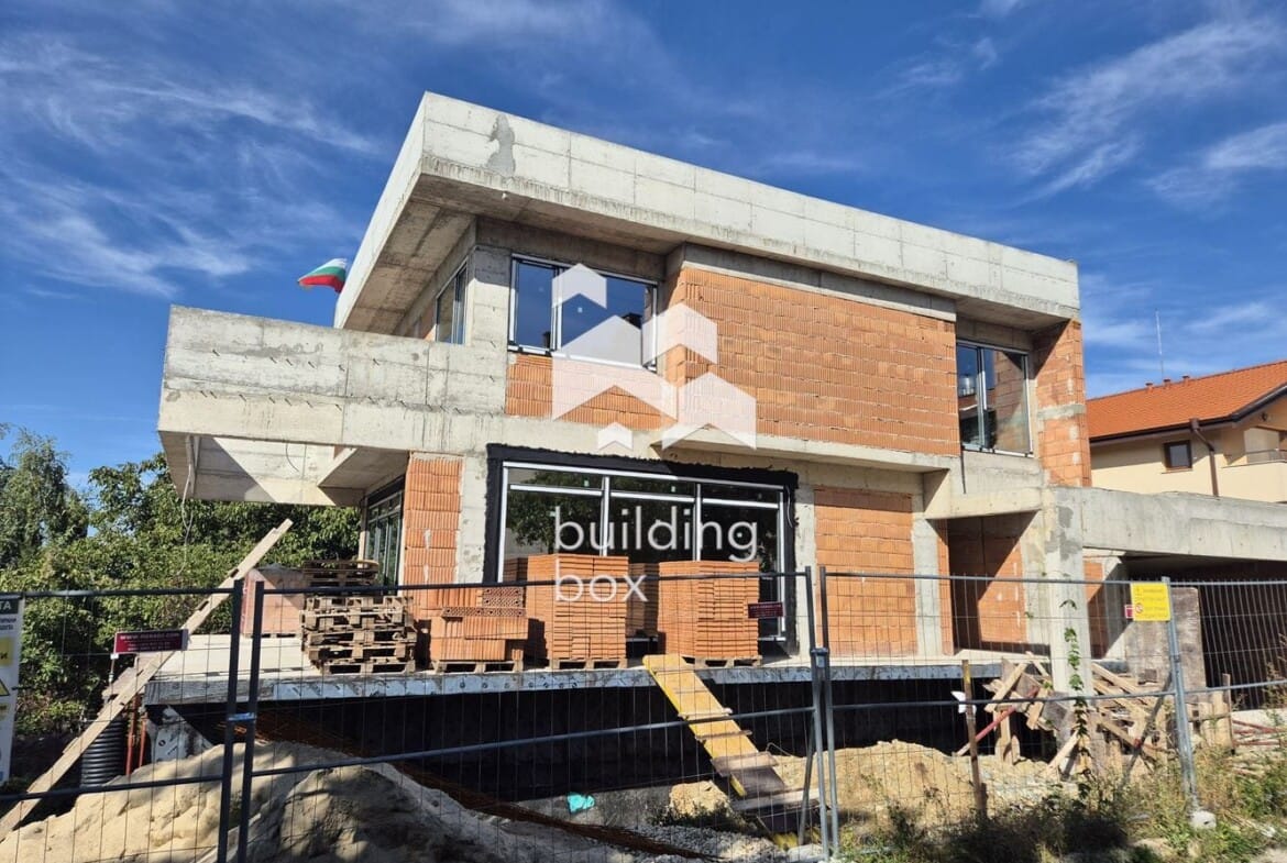 Еднофамилна къща в с.Лозен - 0