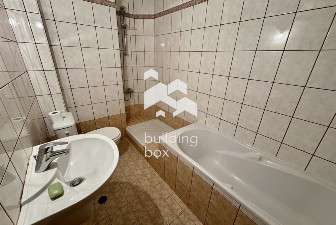 Просторен, необзаведен апартамент на предпочитана локация - 0