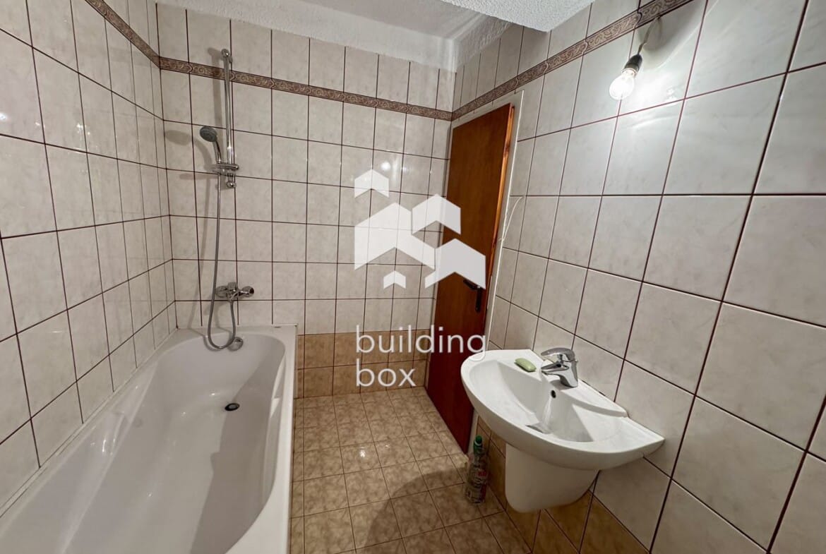 Просторен, необзаведен апартамент на предпочитана локация - 0