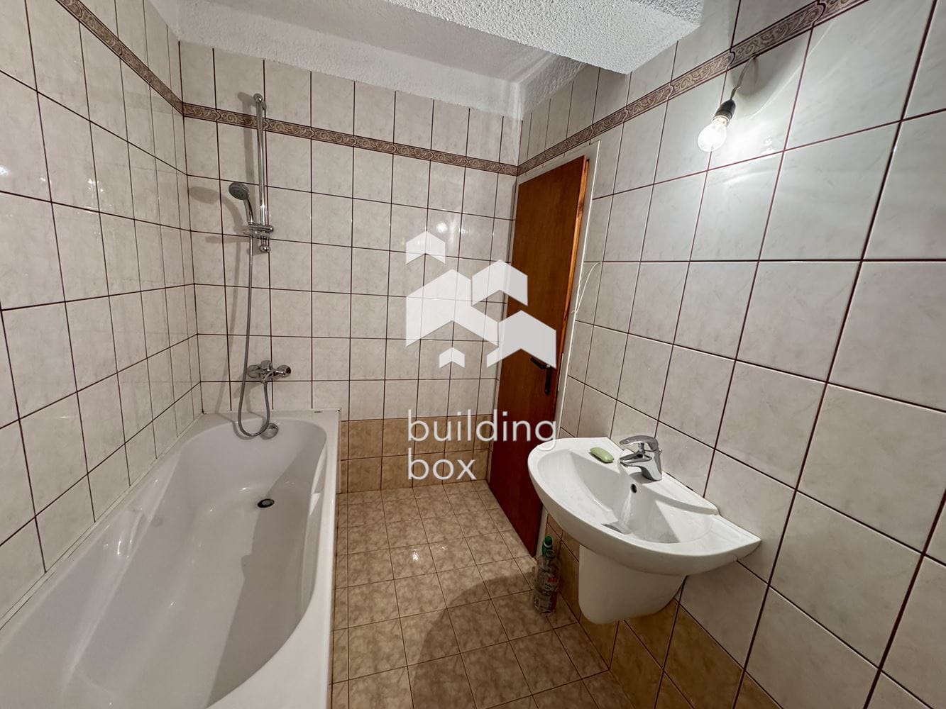 Просторен, необзаведен апартамент на предпочитана локация - 0