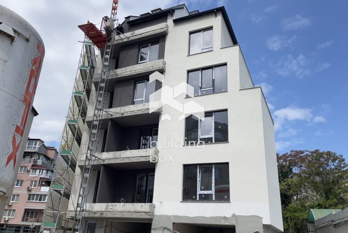 Тристаен апартамент с индивидуален двор в новострояща се сграда - кв. Левски - 0