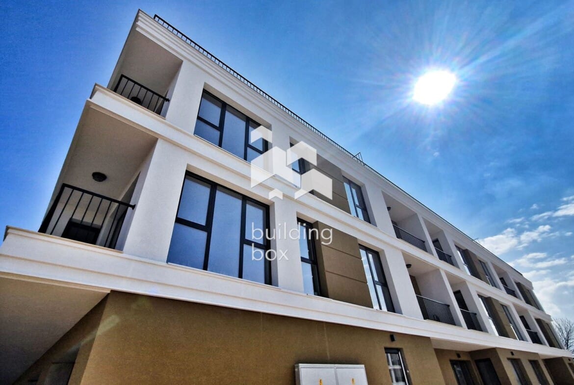 С АКТ 16! Тристаен апартамент с голям озеленен двор. - 0