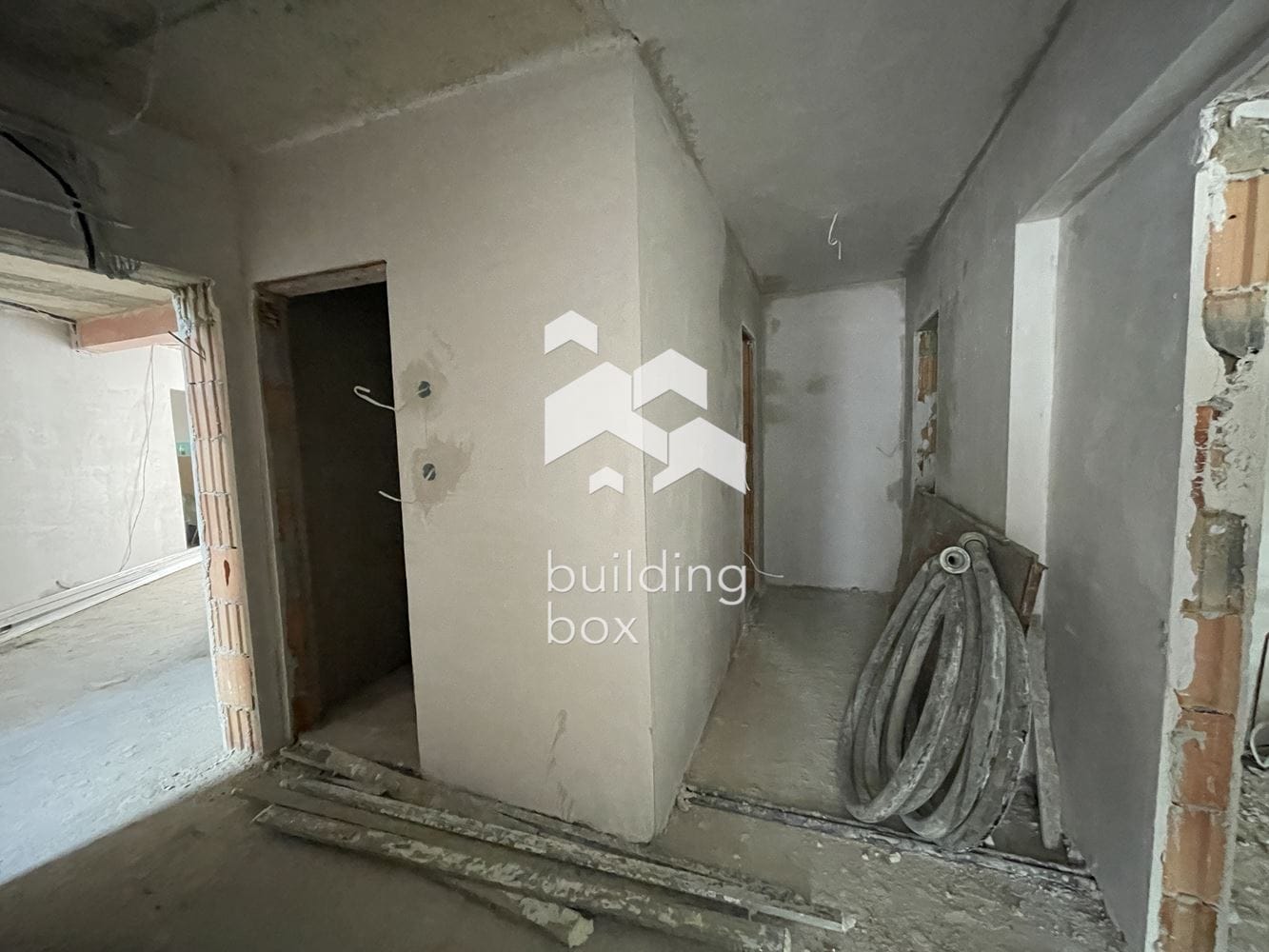 Тристаен апартамент с индивидуален двор в новострояща се сграда - кв. Левски - 0