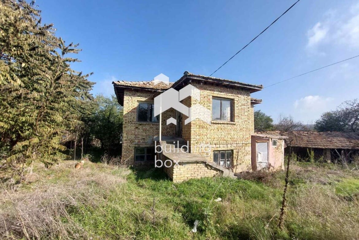 Къща на два етажа в село Войводино - 0