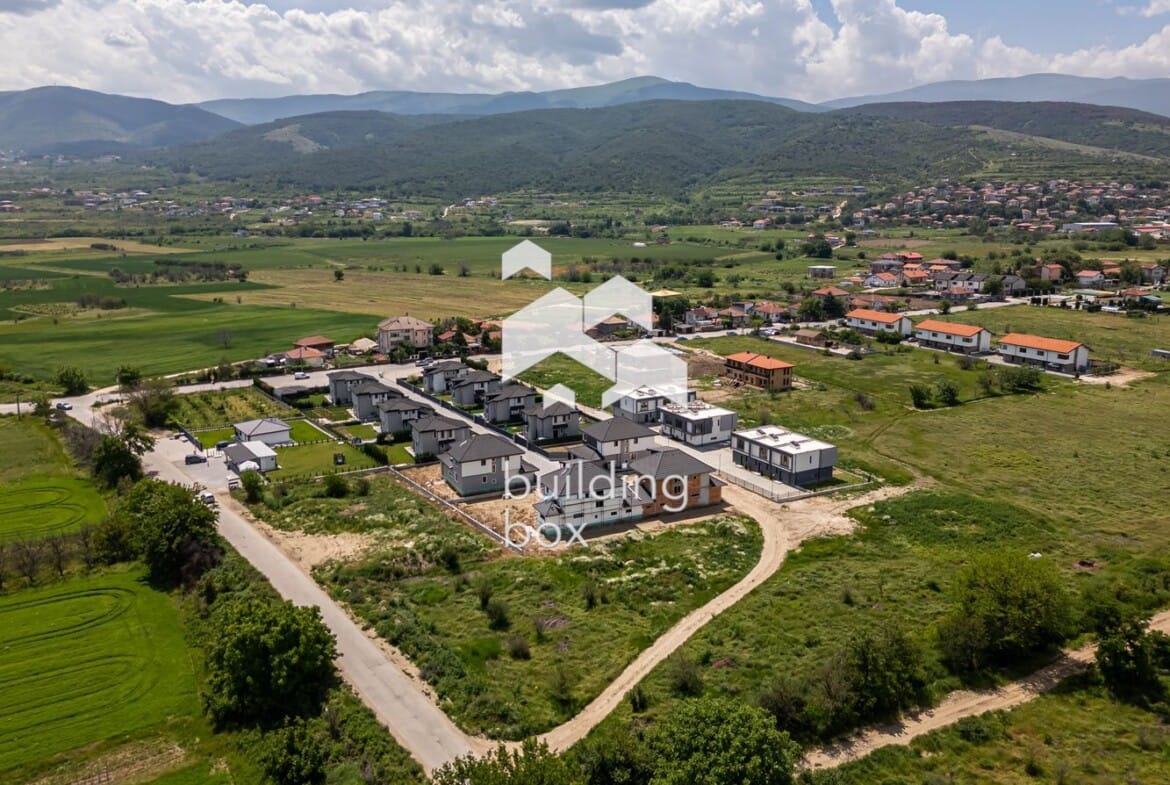 Самостоятелна триетажна къща - с. Първенец - 0