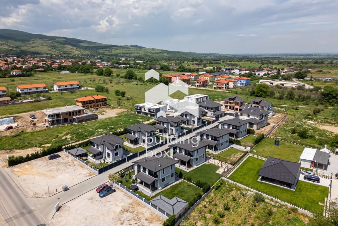 Самостоятелна къща с четири спални - с. Първенец - 0