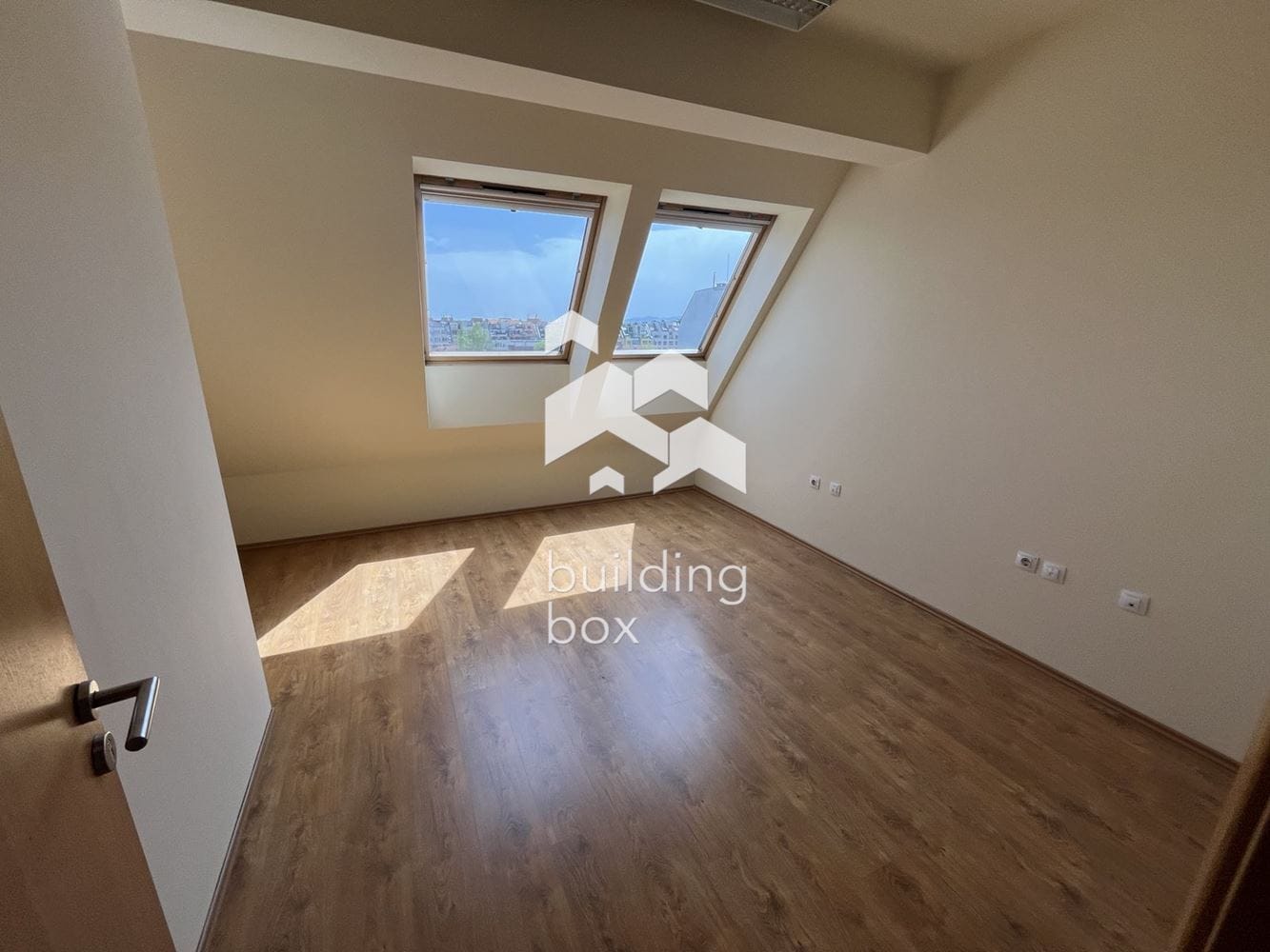 Дава се под наем офис в Центъра