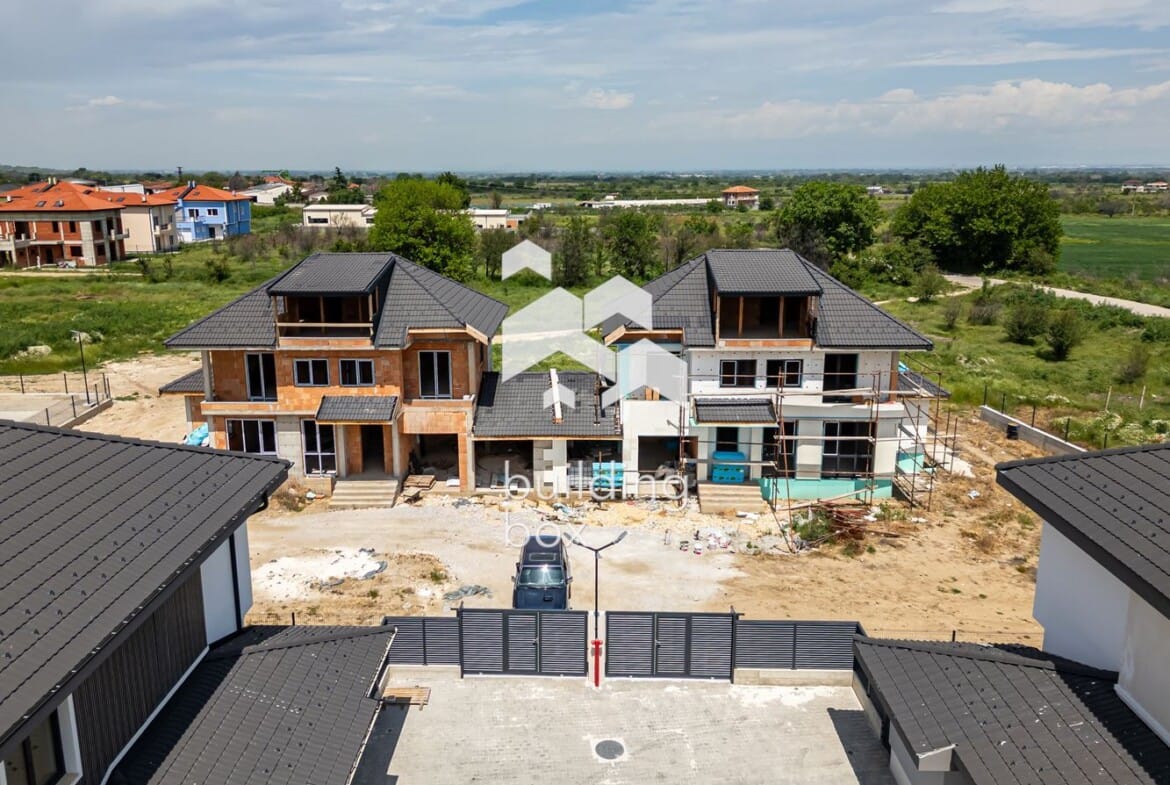 Самостоятелна триетажна къща - с. Първенец - 0