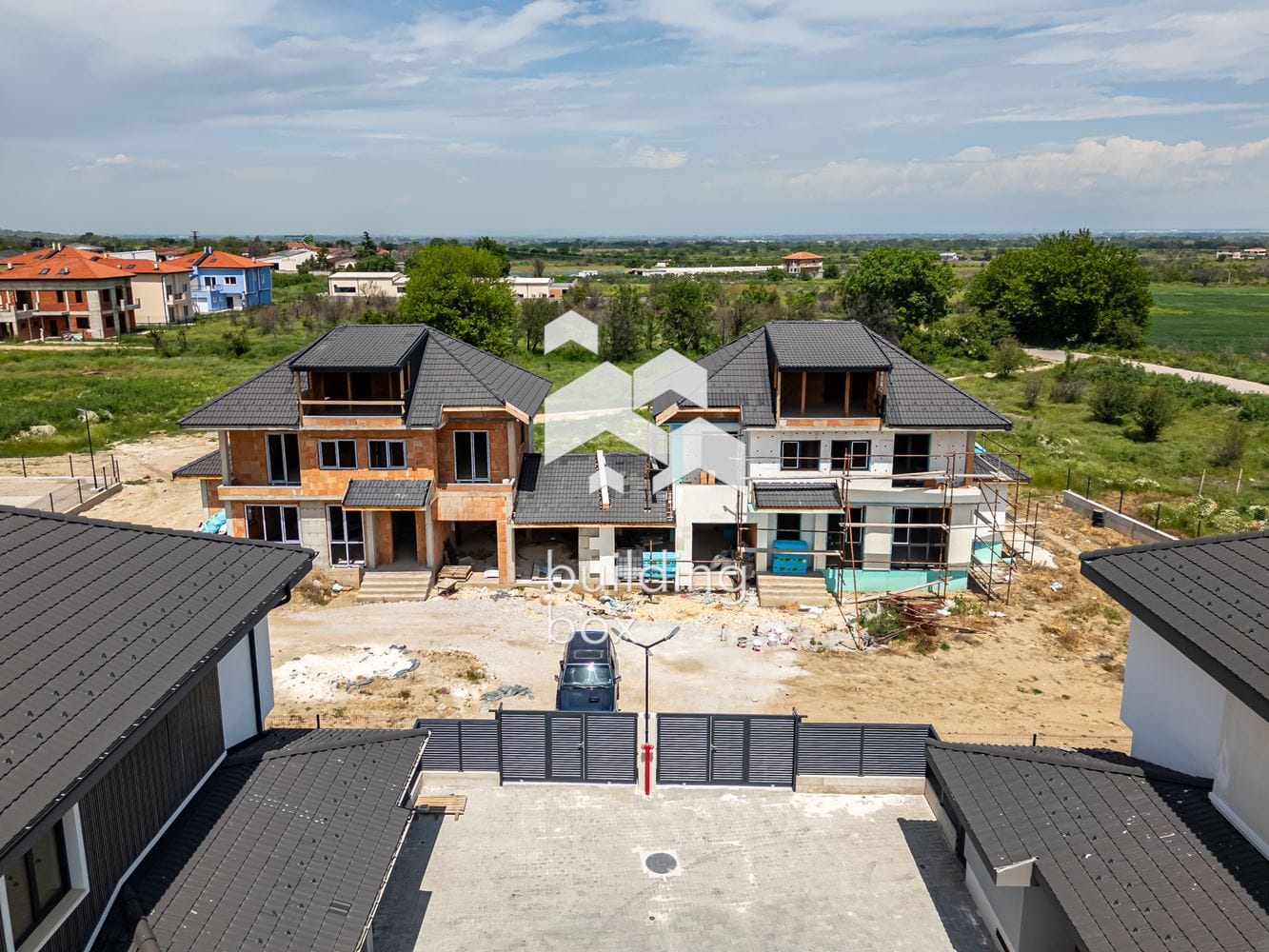 Самостоятелна триетажна къща – с. Първенец