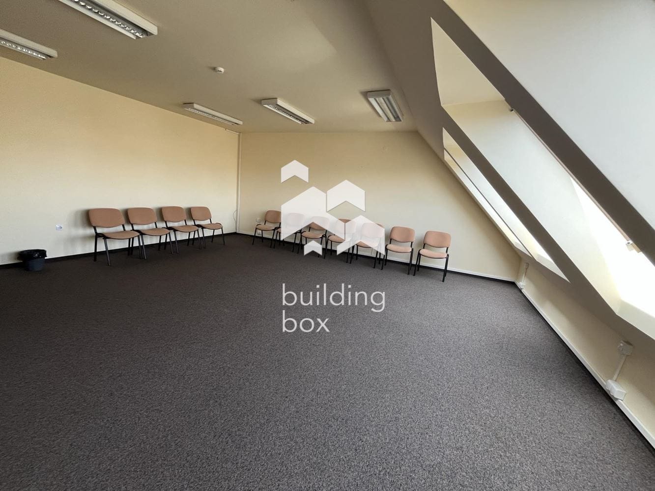 Дава се под наем офис в Центъра