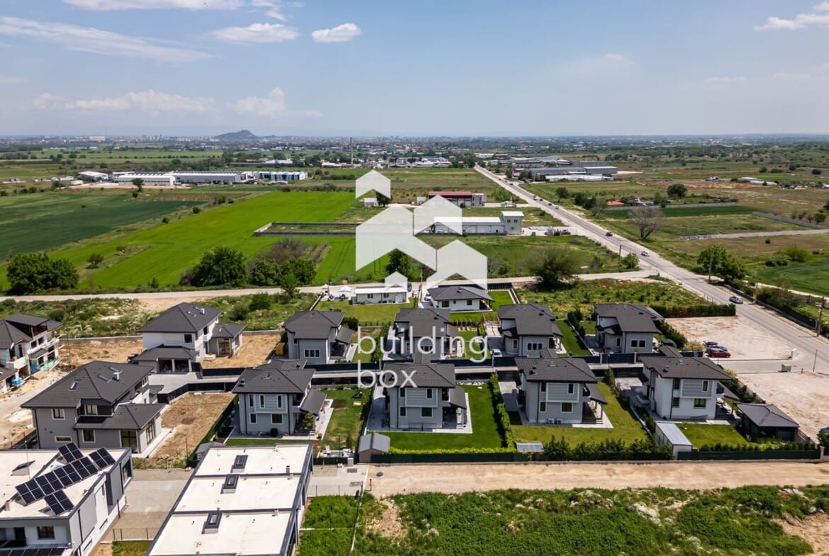 Самостоятелна триетажна къща - с. Първенец - 0