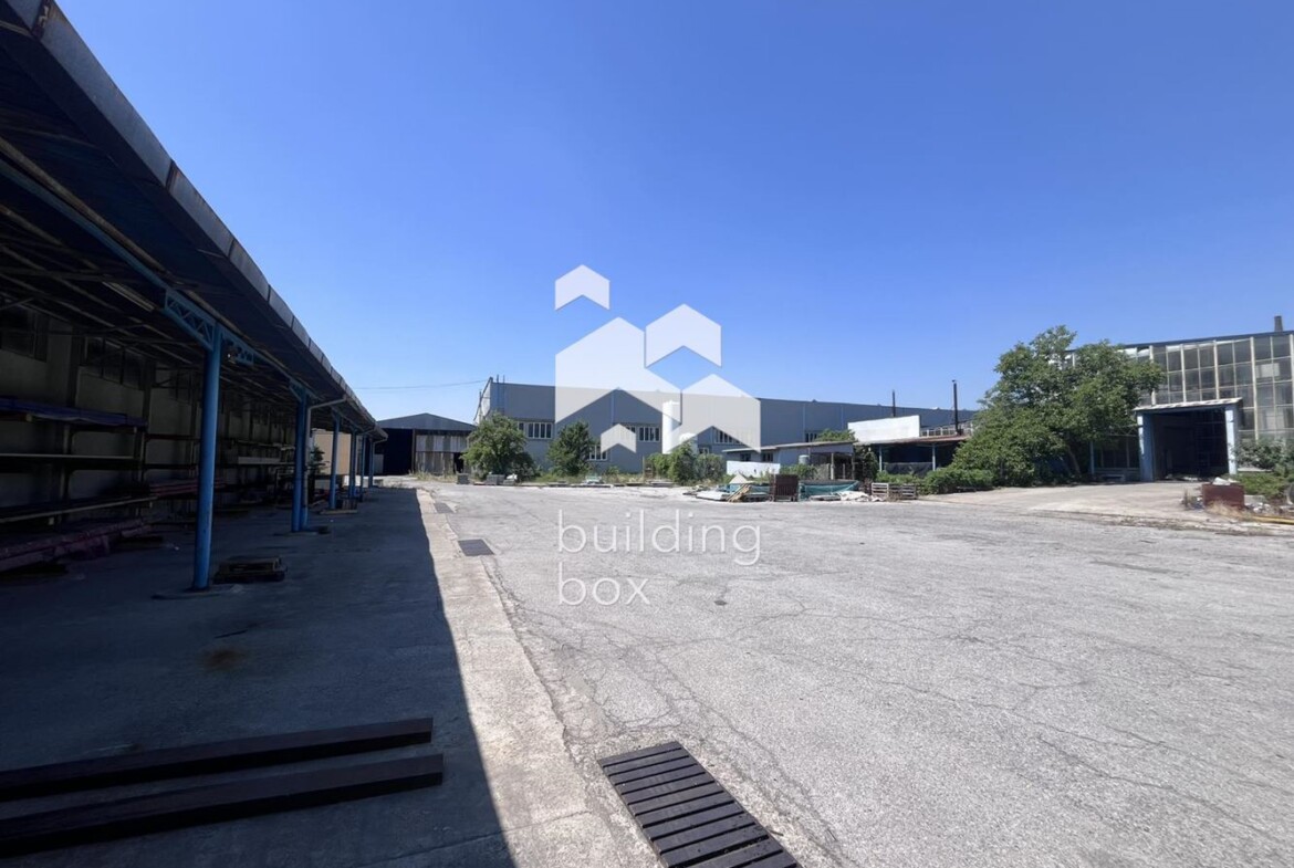 Индустриален имот на 40 минути от София - 0