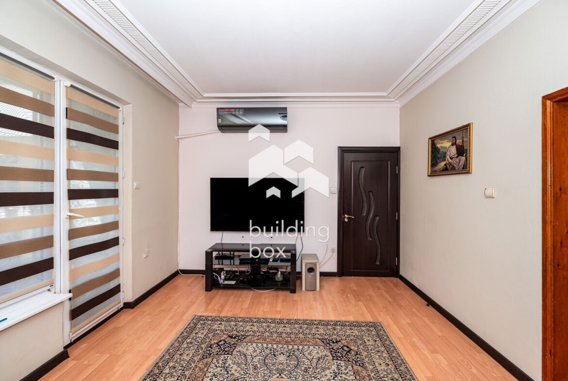 Тристаен апартамент до Събота пазара - 0