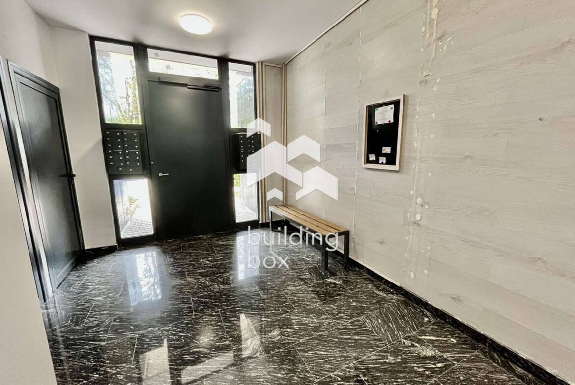 Тристаен апартамент в Център - 0