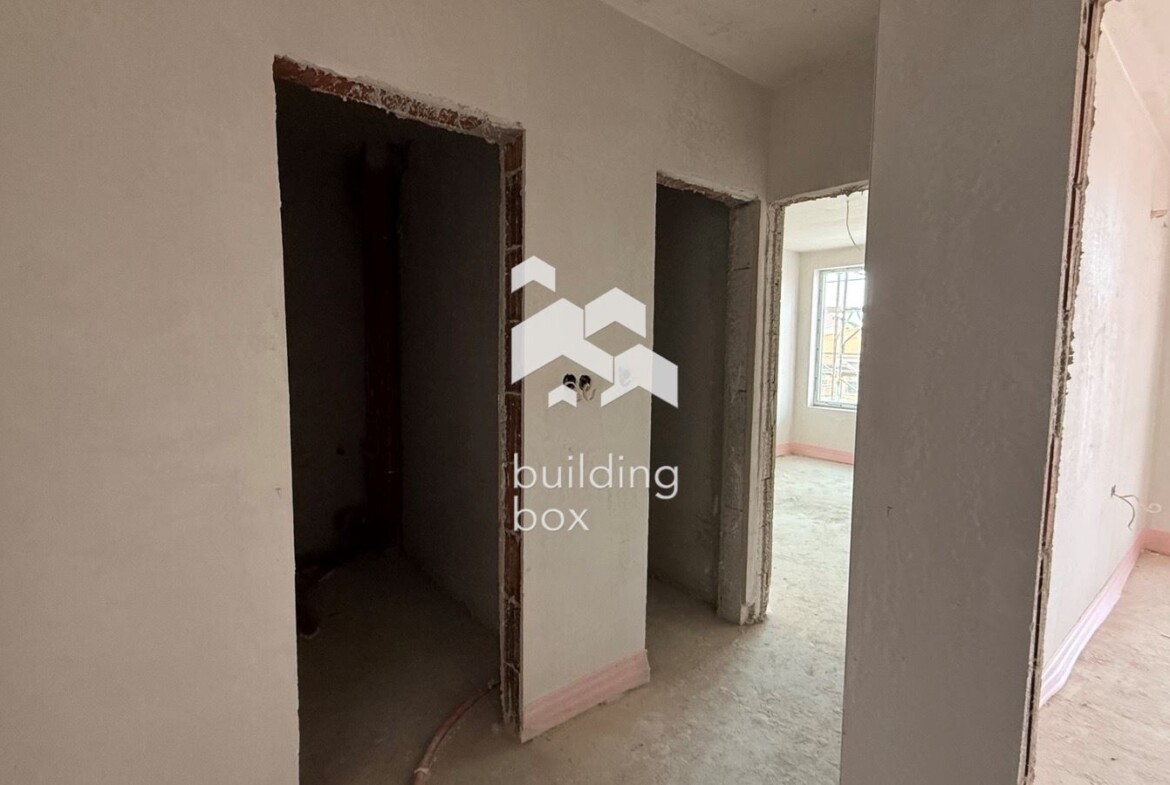 Тристаен апартамент в кв. Остромила - 0