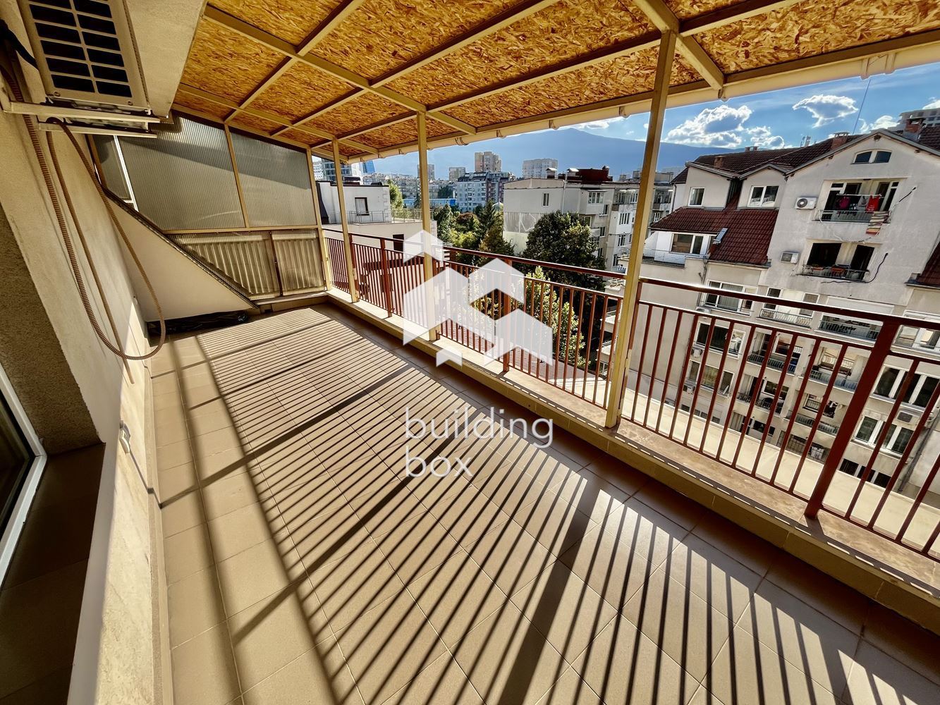 Просторен двустаен апартамент със страхотна гледка и гараж, Изток - 0