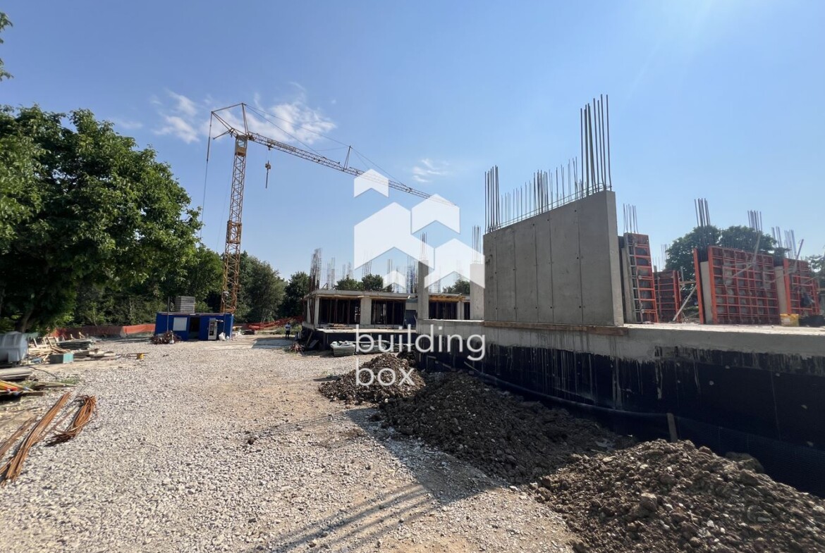 Просторен тристаен апартамент с югоизточно изложение - 0