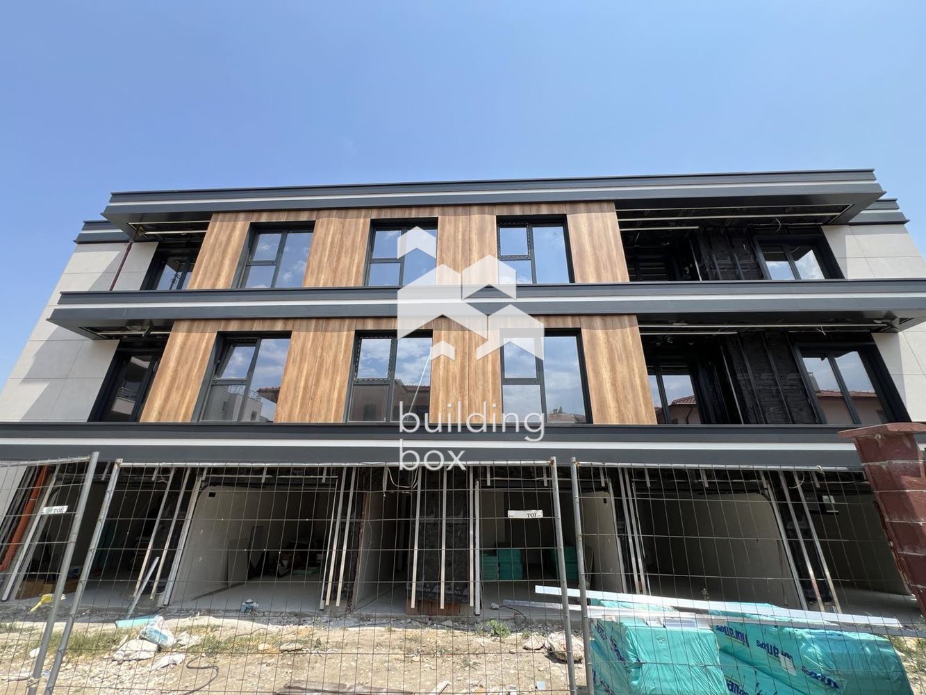 Тристаен апартамент в малка бутикова сграда – с. Белащица