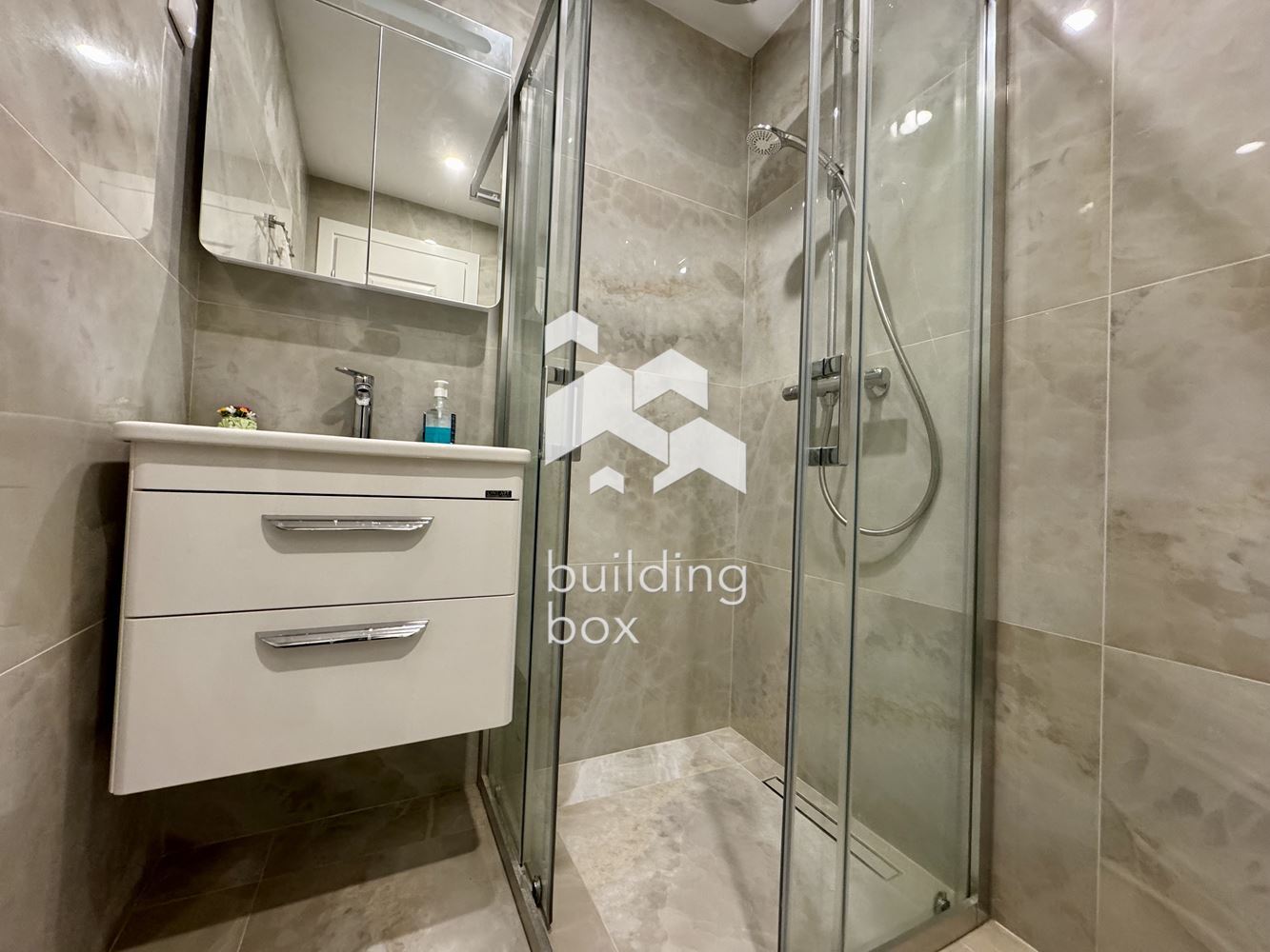 Многостаен апартамент до метро - 0