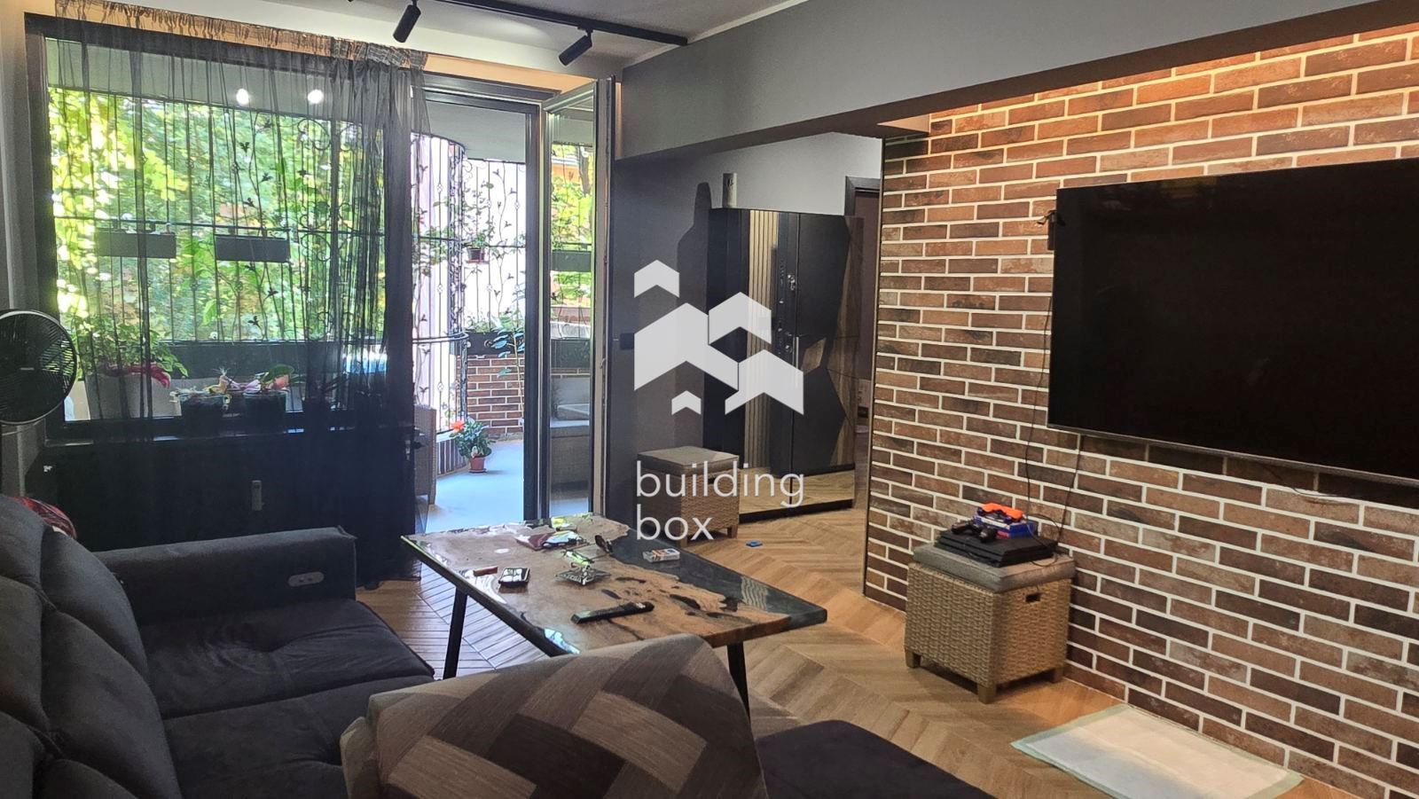 Продава се луксозен тристаен апартамент в Хладилника