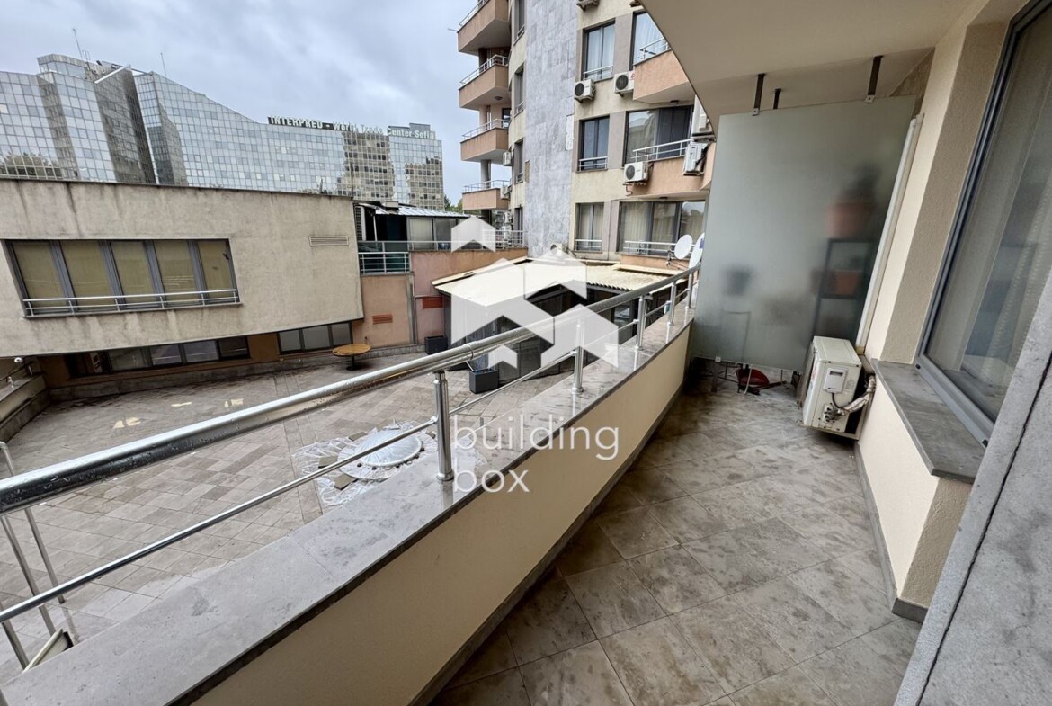 Двустаен апартамент в Изток, точно до метро - 0