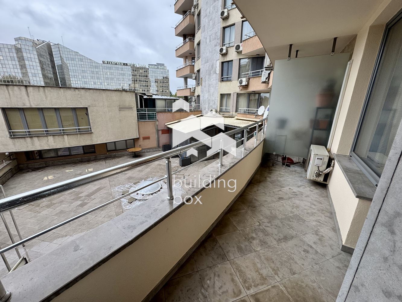 Двустаен апартамент в Изток, точно до метро - 0