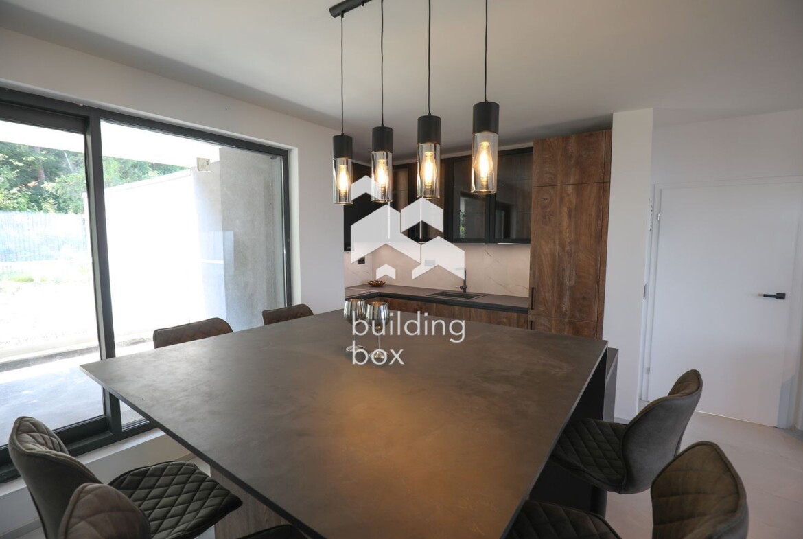 Чисто нова, висококачествена къща с неповторими гледки, собствена гора и фитнес - 0