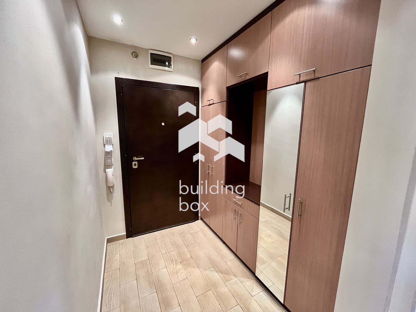 Просторен двустаен апартамент със страхотна гледка и гараж, Изток - 0