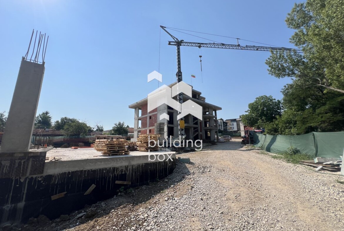 Просторен тристаен апартамент с югоизточно изложение - 0