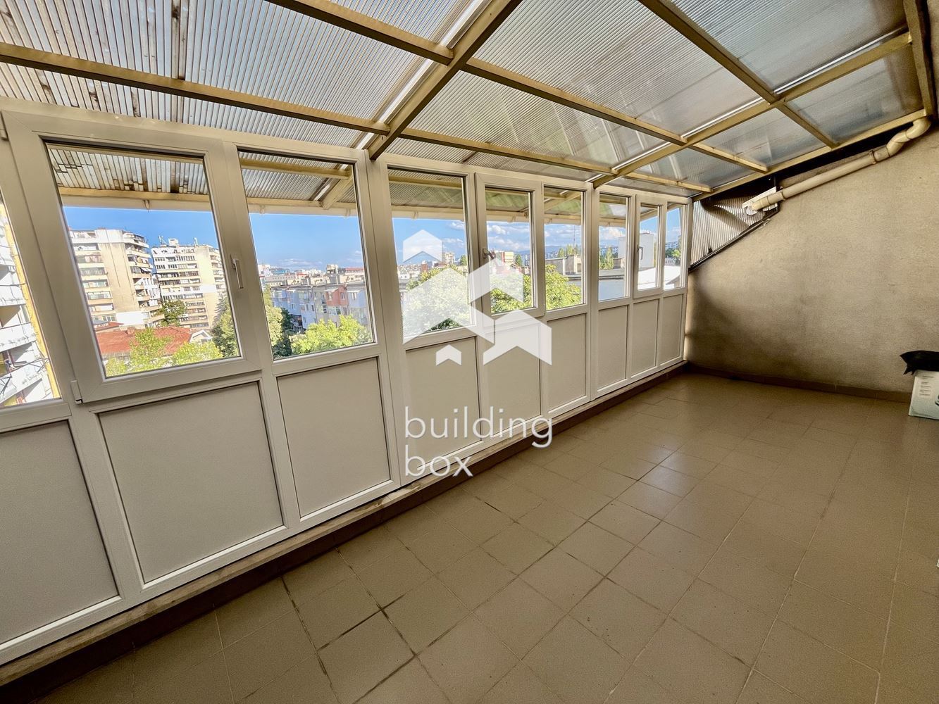 Просторен двустаен апартамент със страхотна гледка и гараж, Изток - 0