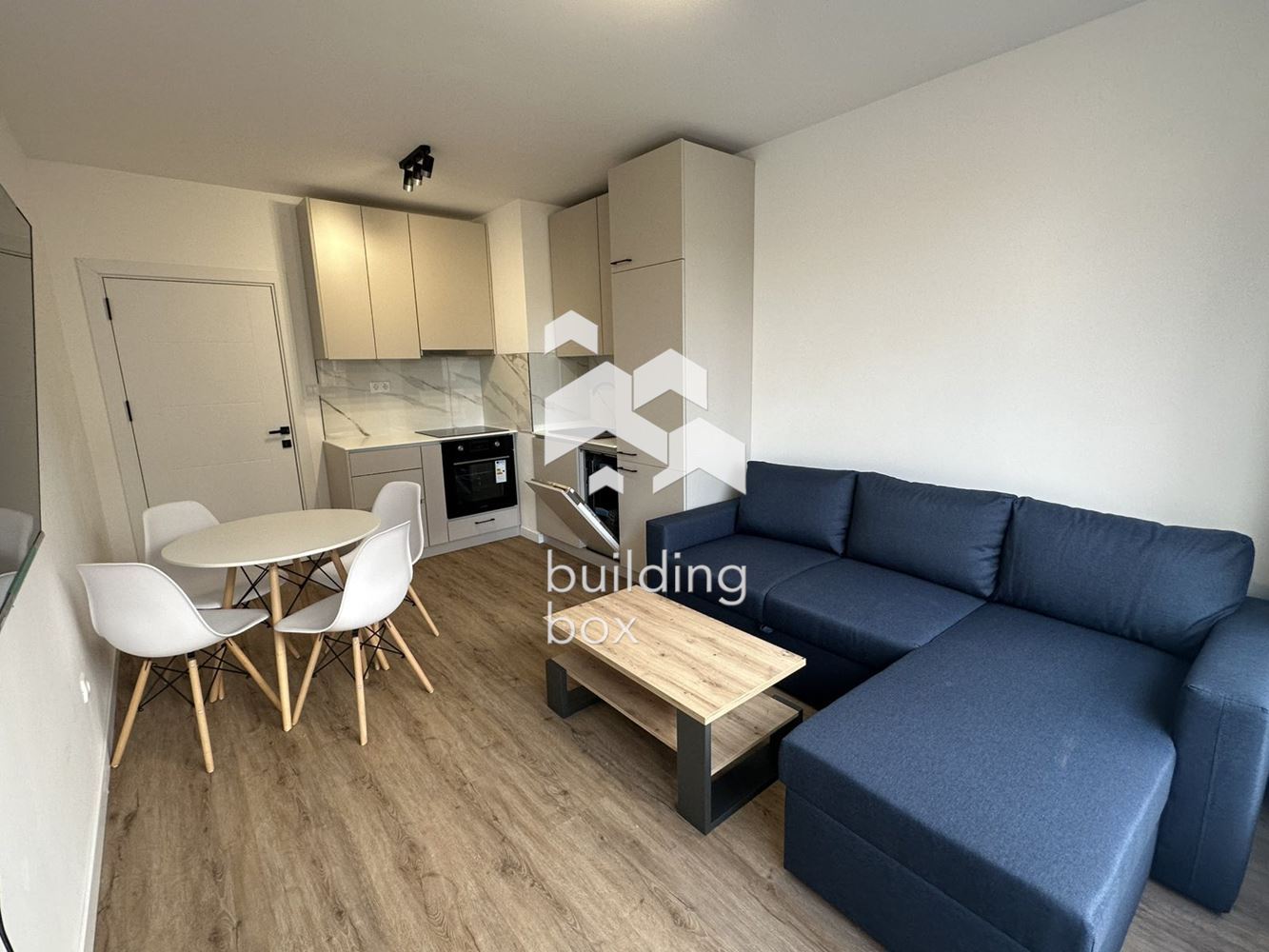 Чисто нов едностаен апартамент, Широк център