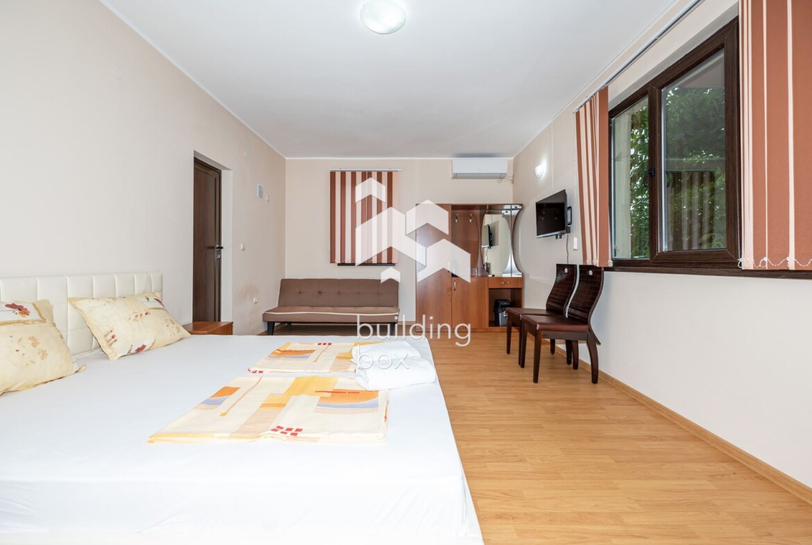 Хотел с 10 помещения за нощувки - гр. Батак - 0