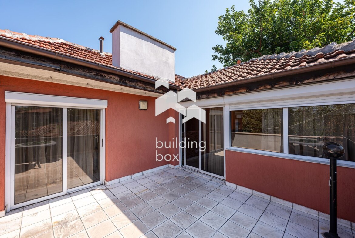 Два етажа от къща със самостоятелен вход в сърцето на град Пловдив - 0