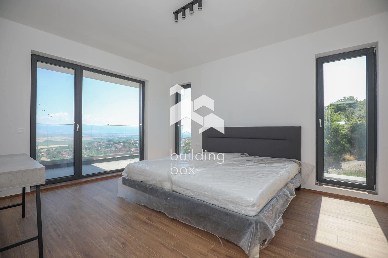 Чисто нова, висококачествена къща с неповторими гледки, собствена гора и фитнес - 0