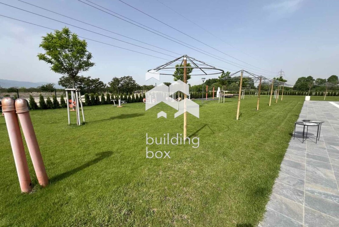 Тристаен апартамент с две паркоместа включени в цената - 0