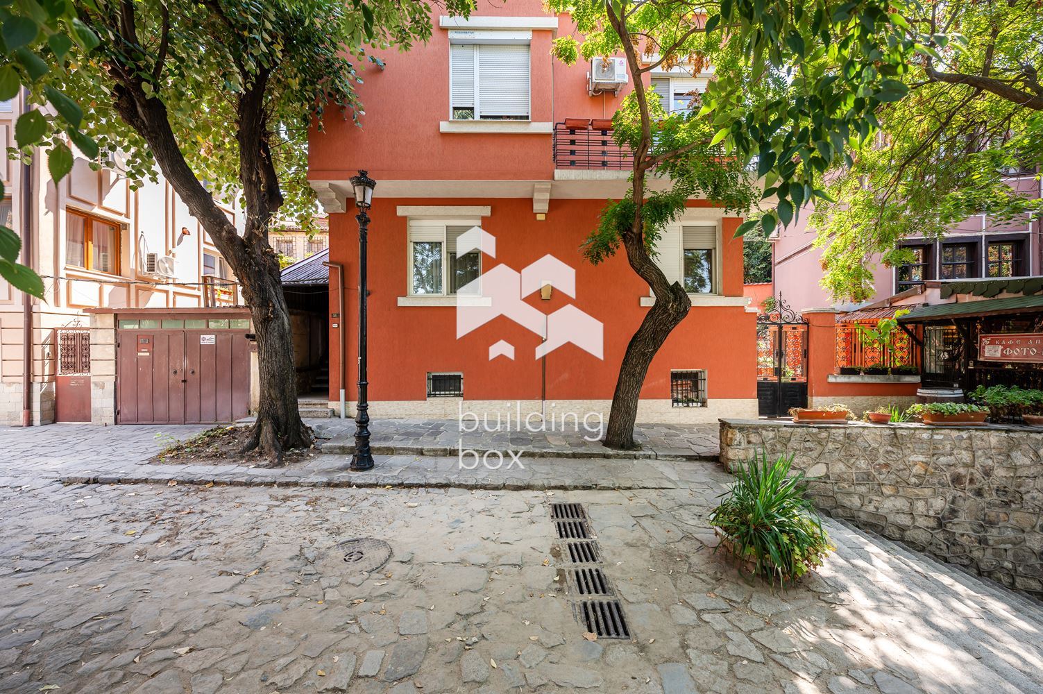 Два етажа от къща на крачка от “Капана”