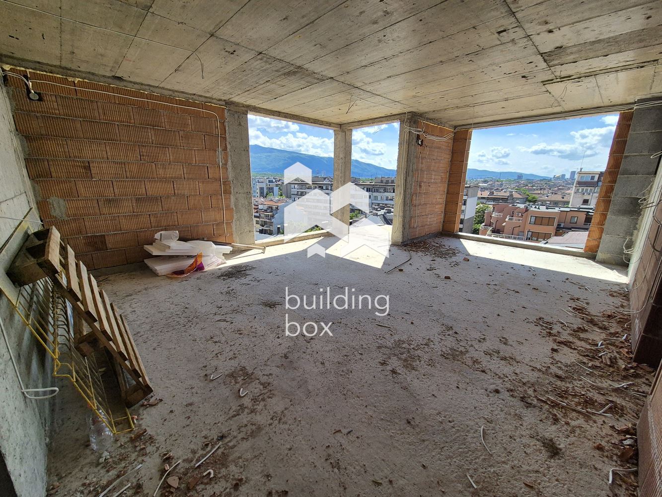 Тристаен апартамент в сграда Casa Madrid в район Оборище - 0