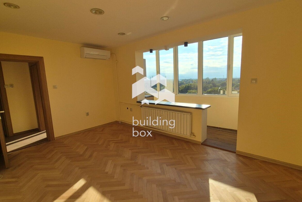 Тристаен преустроен от двустаен апартамент срещу х.Санкт Петербург - 0