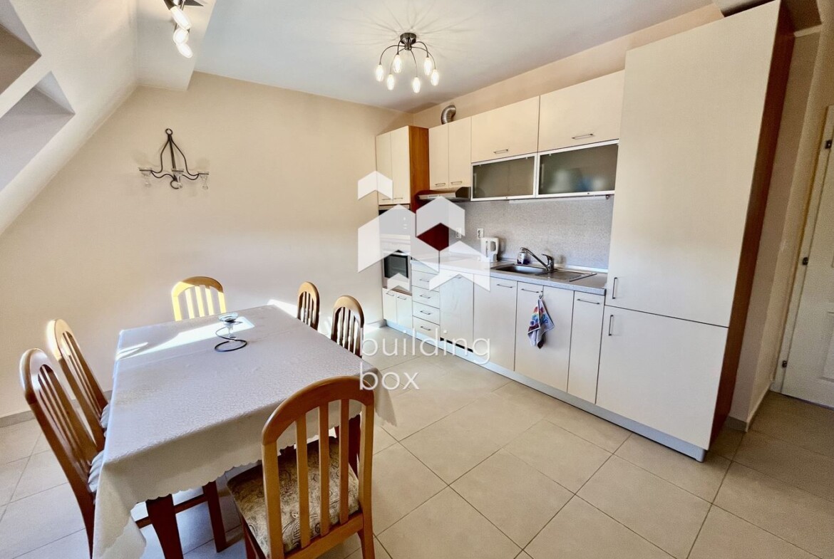 Просторен двустаен апартамент със страхотна гледка и гараж, Изток - 0